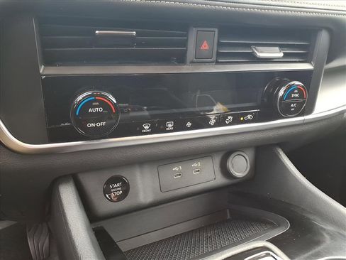 Used 2025 Nissan Rogue SV image 16