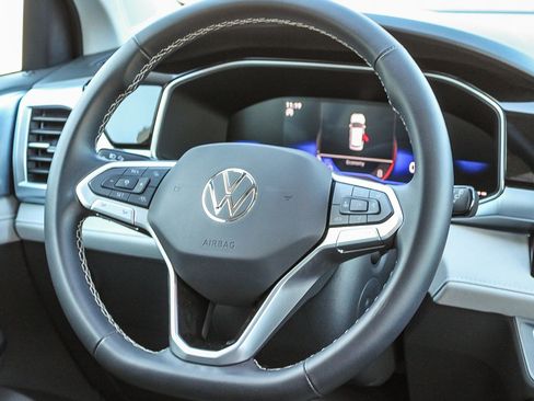 Used 2025 Volkswagen Taos SE image 17