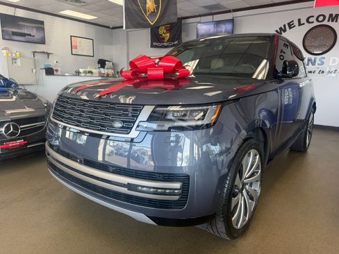 Used 2025 Land Rover Range Rover SE AWD/4WD image 2
