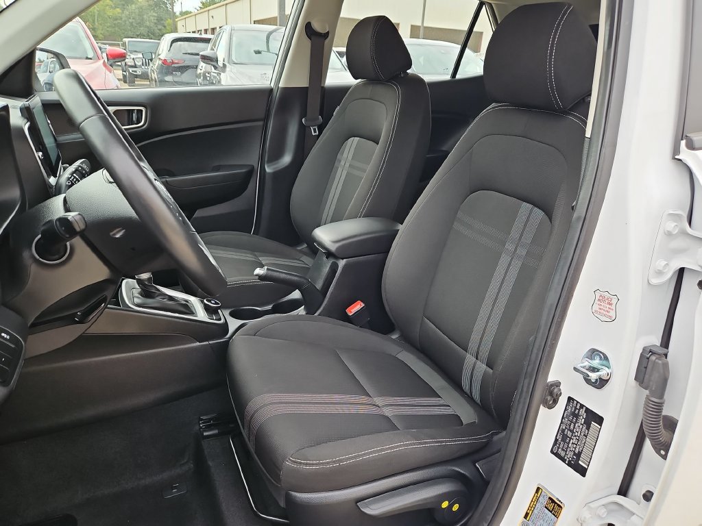 Used 2025 Hyundai Venue SEL FWD image 25