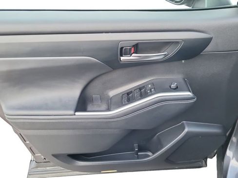 Used 2024 Toyota Highlander XLE image 10