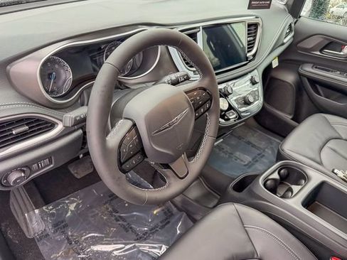 New 2026 Chrysler Pacifica Select FWD image 30