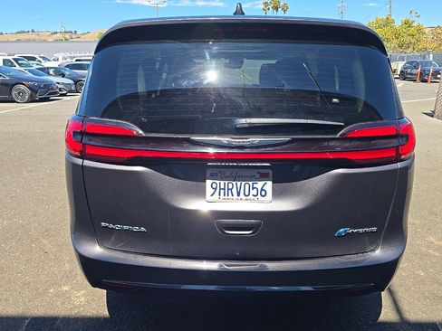 Used 2023 Chrysler Pacifica Limited w/ Uconnect Theater Family Group FWD image 5