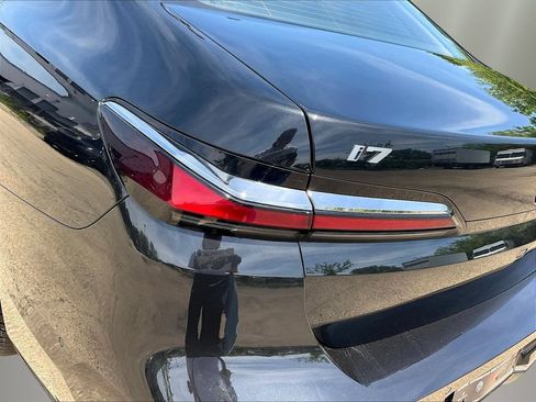 Used 2023 BMW i7 xDrive60 w/ Executive Package 2 AWD/4WD image 23