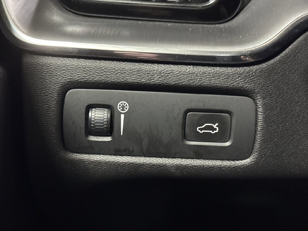 Used 2020 Volvo XC60 T6 Momentum AWD/4WD image 19