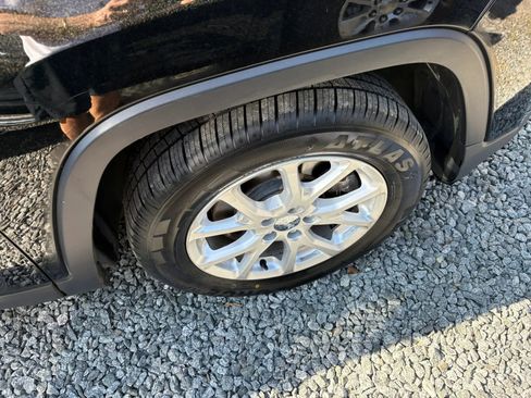 Used 2017 Jeep Cherokee Sport image 6