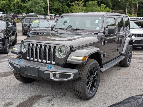 Used 2023 Jeep Wrangler Unlimited Sahara w/ Cold Weather Group AWD/4WD image 2