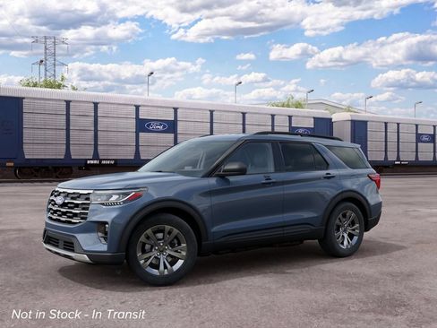 Used 2027 Ford Explorer Active AWD/4WD image 3