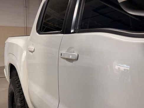Used 2022 Nissan Frontier SV AWD/4WD image 25