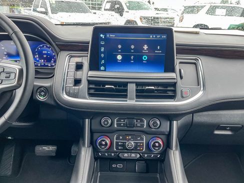 Used 2023 Chevrolet Suburban Premier image 16