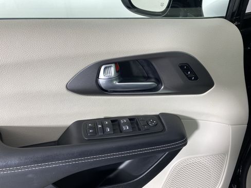 Used 2024 Chrysler Pacifica Touring-L image 14