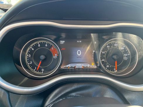 Used 2018 Jeep Cherokee Overland w/ Technology Group image 21