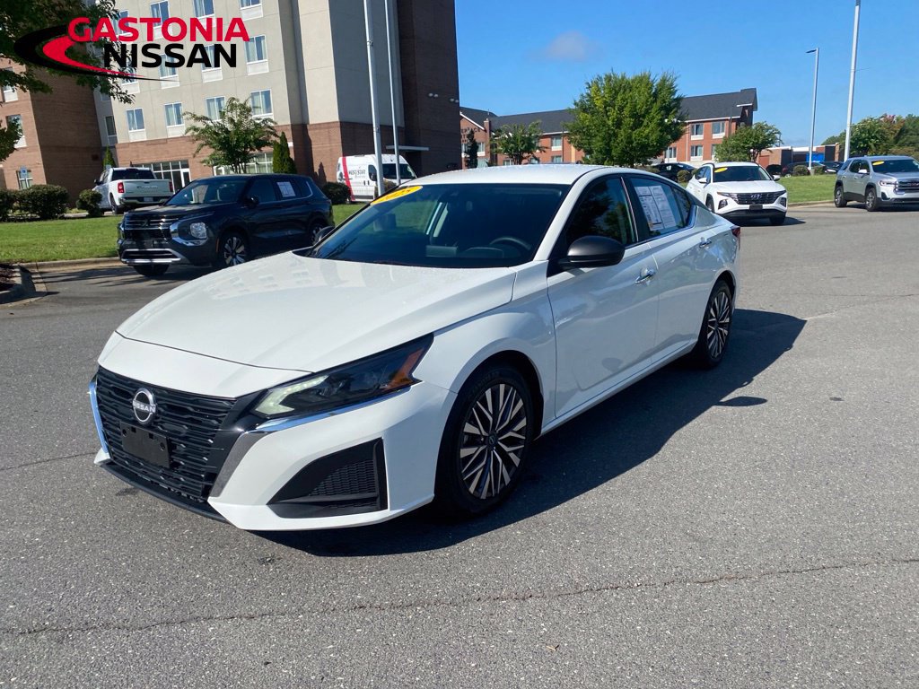 Used 2025 Nissan Altima 2.5 SV FWD image 11