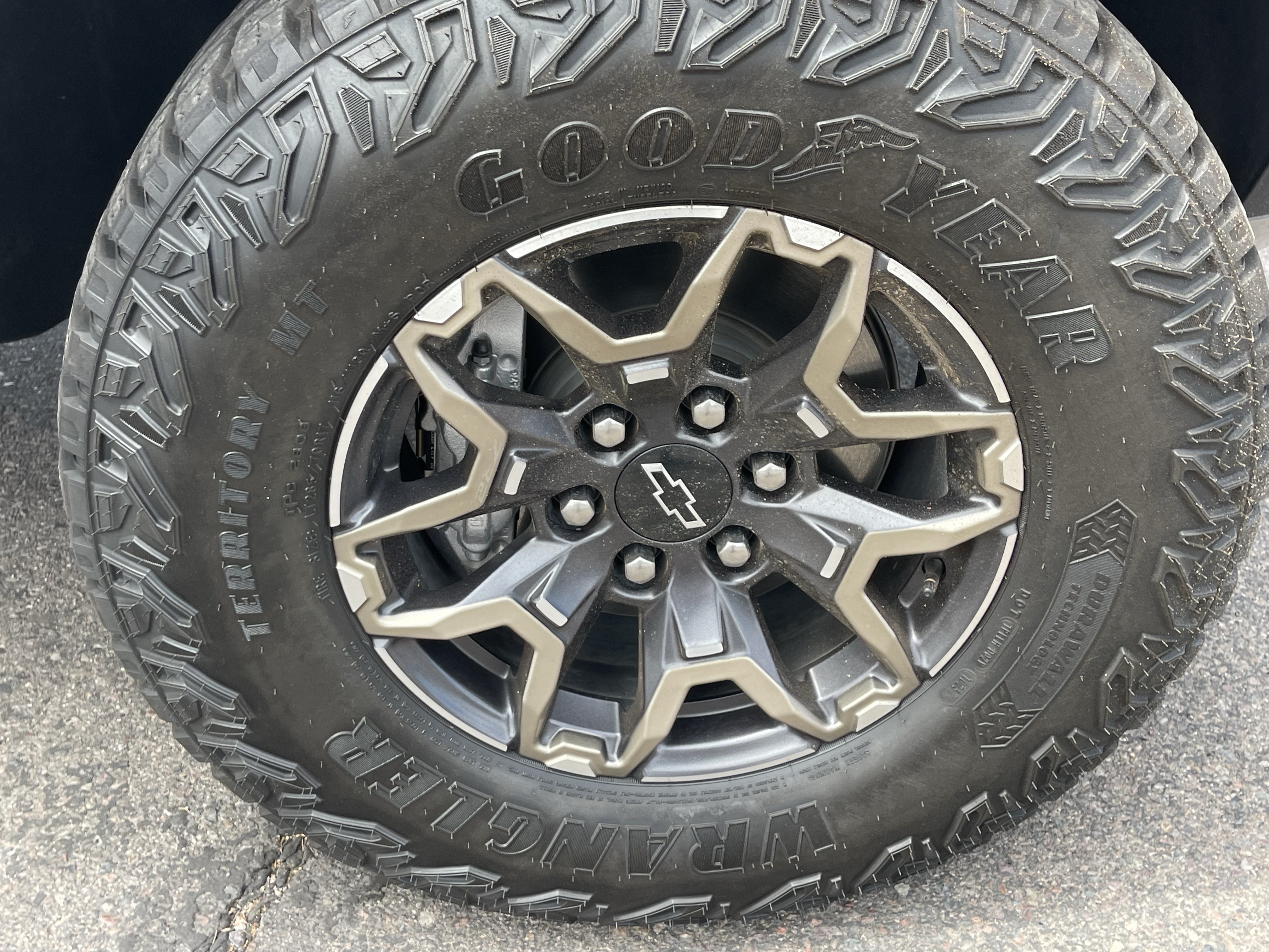 Used 2025 Chevrolet Colorado ZR2 w/ Technology Package AWD/4WD image 10