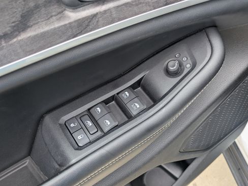 Used 2023 Jeep Grand Cherokee Limited AWD/4WD image 9