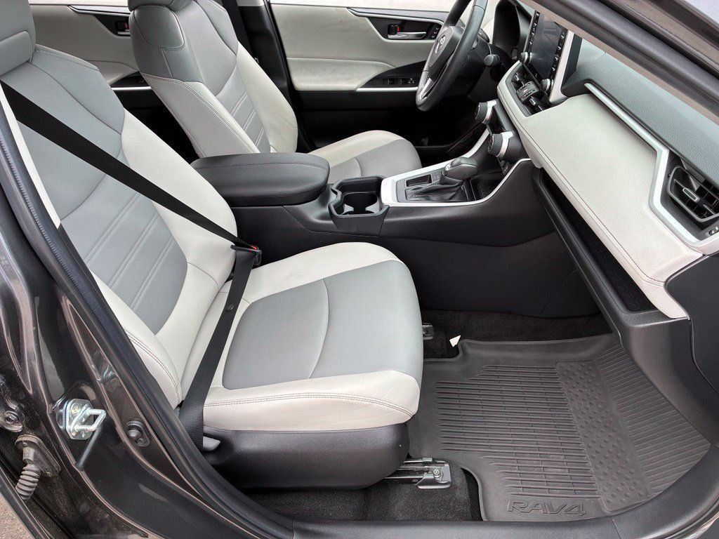 Used 2021 Toyota RAV4 XLE Premium FWD image 32