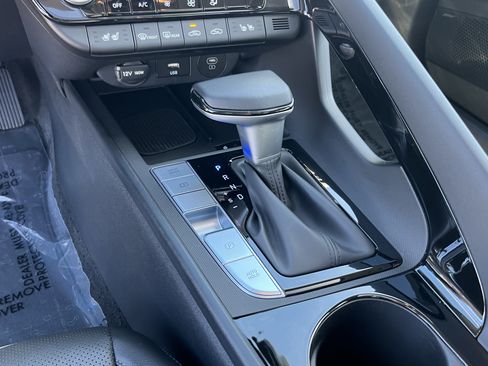 Certified 2025 Hyundai Elantra Limited FWD image 25
