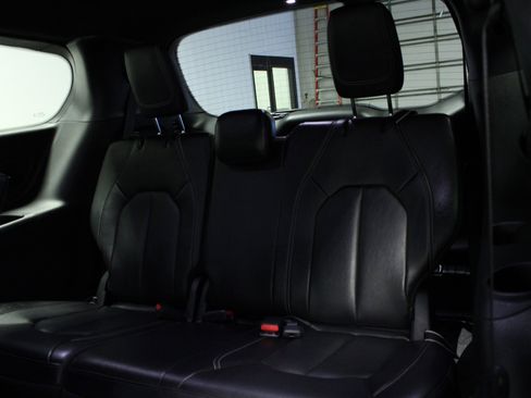 Used 2022 Chrysler Pacifica Touring-L w/ Uconnect Theater Family Group FWD image 14