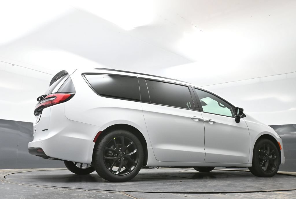 New 2027 Chrysler Pacifica Limited w/ Family Tech Group FWD image 41