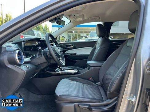 Used 2025 Chevrolet Trax LT w/ LT Convenience Package FWD image 17