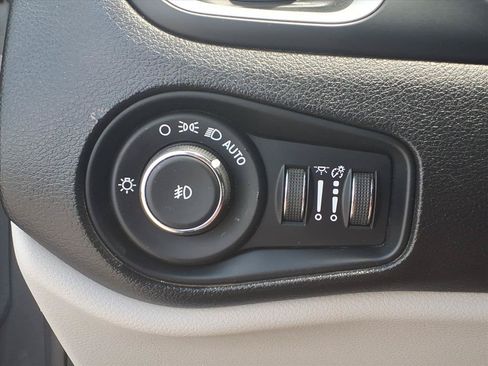 Used 2021 Jeep Renegade Latitude FWD image 14