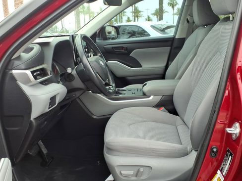 Used 2021 Toyota Highlander LE FWD image 15