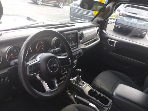 Used 2018 Jeep Wrangler Unlimited Sahara w/ Cold Weather Group image 9