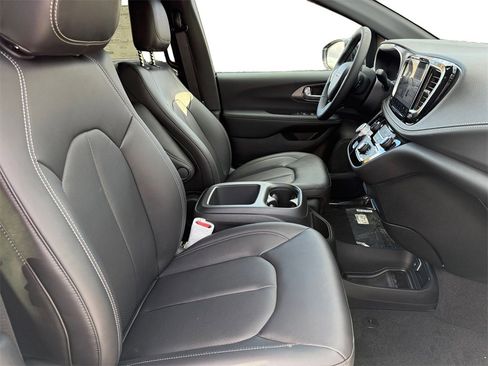 New 2026 Chrysler Pacifica Select image 15