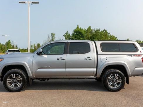 Used 2019 Toyota Tacoma TRD Sport AWD/4WD image 9