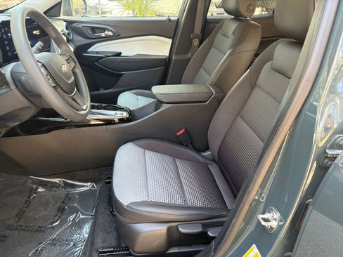 Used 2025 Chevrolet Trax LT image 23