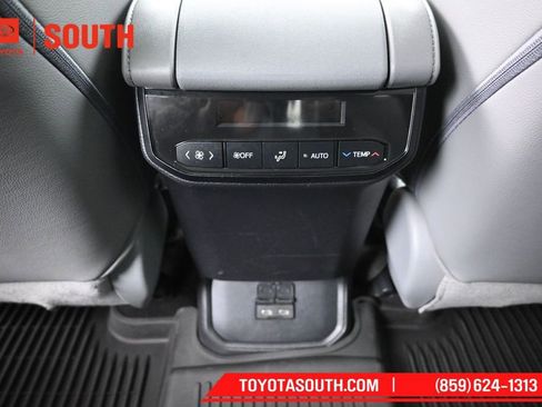 Used 2023 Toyota Highlander XLE AWD/4WD image 29