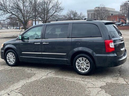 Used 2014 Chrysler Town & Country Touring w/ Driver Convenience Group image 5