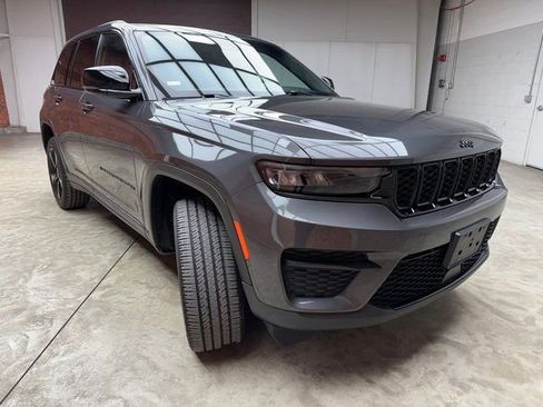 Used 2023 Jeep Grand Cherokee Altitude image 7