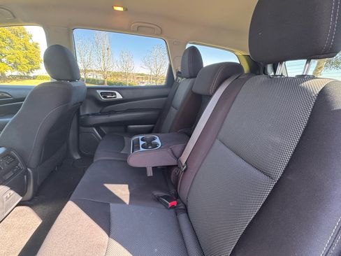 Used 2019 Nissan Pathfinder S image 14