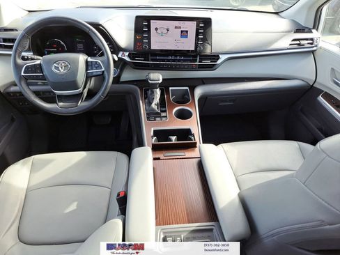 Used 2021 Toyota Sienna XLE image 7