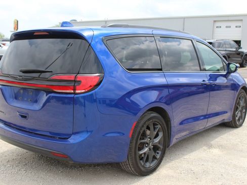 Used 2021 Chrysler Pacifica Touring-L w/ Uconnect Theater Family Group image 6