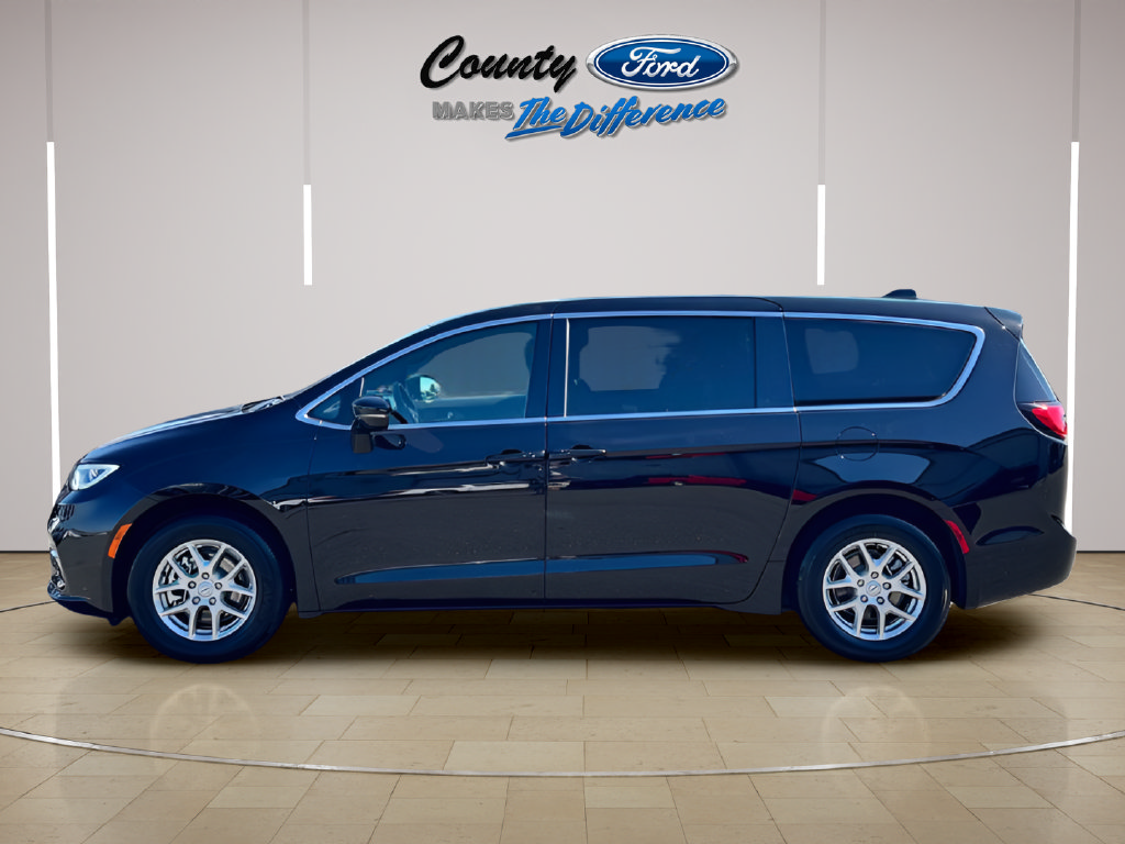 Used 2025 Chrysler Pacifica Select FWD image 3