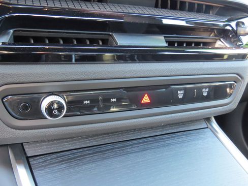 New 2025 BMW 330i xDrive Sedan w/ Convenience Package image 19