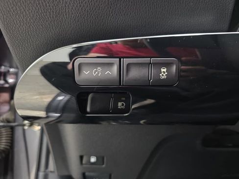 Used 2016 Toyota Prius Three Touring FWD image 25
