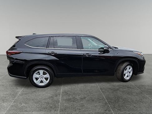 Certified 2024 Toyota Highlander LE FWD image 8