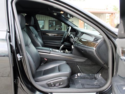 Used 2013 BMW 750i image 16
