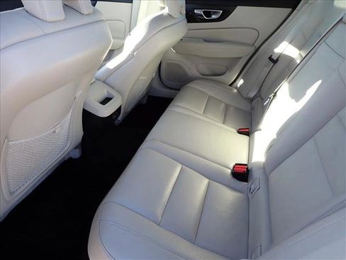 Used 2021 Volvo S60 T5 Momentum w/ Premium Package image 8