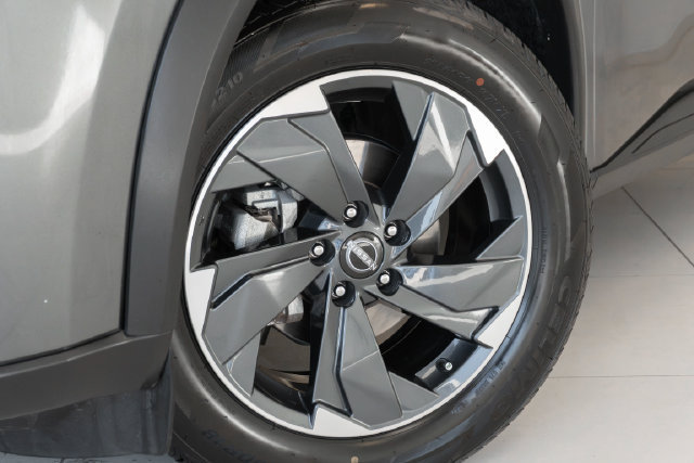 Used 2025 Nissan Rogue SV FWD image 2