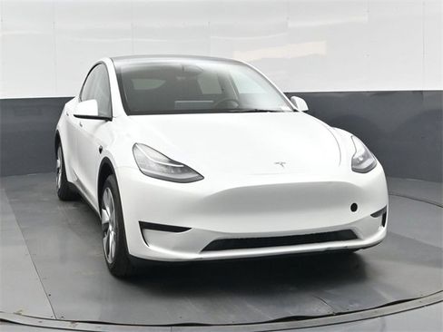 Used 2023 Tesla Model Y Long Range image 10