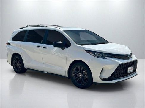 Certified 2025 Toyota Sienna XSE w/ XSE Plus Package FWD image 3