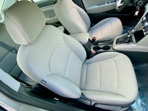 Used 2020 Hyundai Elantra SE FWD image 20