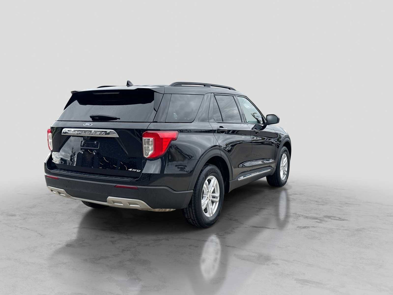 Used 2023 Ford Explorer XLT w/ Equipment Group 202A AWD/4WD image 6