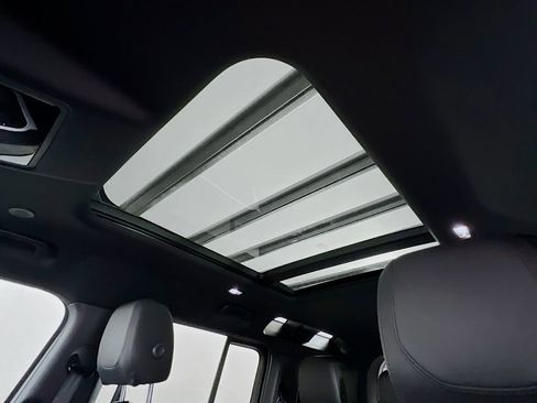 Used 2023 Land Rover Defender 110 S image 23