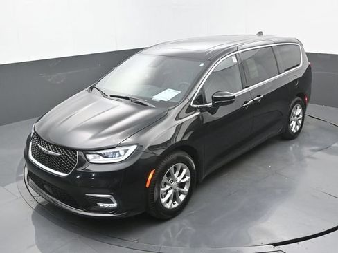 Used 2026 Chrysler Pacifica Limited FWD image 33