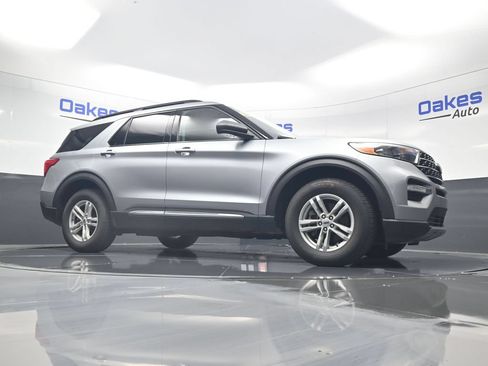 Used 2022 Ford Explorer XLT w/ Equipment Group 202A AWD/4WD image 39